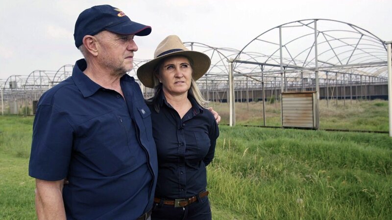 Harold und Franelyn Rossouw beliefern den Großhandel mit Mais, Kartoffeln und Soja. Noch immer gehört der Großteil der landwirtschaftlichen Flächen in Südafrika der weißen Minderheit. Ein neues Gesetz erlaubt die Enteignung ungenutzter Flächen – bisher ohne Umsetzung. Doch es schürt Unsicherheit unter den Buren, die sich verfolgt fühlen. – Bild: ORF/​CARAVELLE PRODUCTIONS/​ ARTE FRANCE