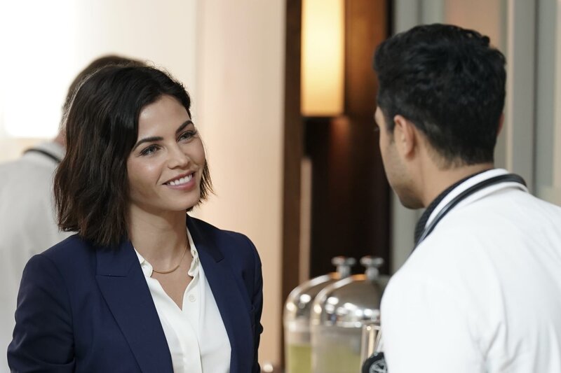 Julian Booth (Jenna Dewan, l.); Dr. Devon Pravesh (Manish Dayal, r.) – Bild: 2018⁠–⁠2019 Twentieth Century Fox Film Corporation. All rights reserved. /​ Jace Downs Lizenzbild frei