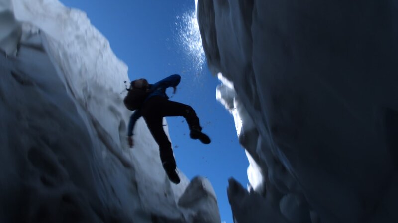 Hannes (Felix Eitner) stürzt bei seiner einsamen Flucht in eine Gletscherspalte. – Bild: ZDF