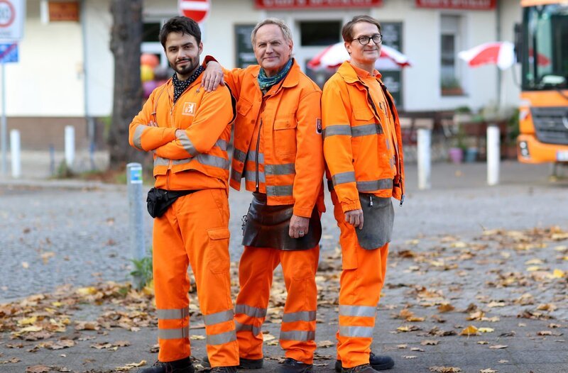 Werner (Uwe Ochsenknecht, Mitte) mit seinen Schichtkollegen Tarik (Aram Arami, li.) und Ralle (Jörn Hentschel, re.), – Bild: ARD Degeto/​Hagen Bogdanski