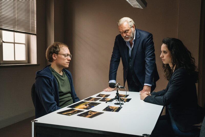 David Dreher (Emanuel Fellmer, l.) verfolgte und fotografierte den tödlich verunglückten Ben Welz seit Monaten. Im Verhör mit Hauptkommissar Richard Voss (Jan-Gregor Kremp, M.) und Annabell Lorenz (Stephanie Stumph, r.) kann er sich nicht entlasten. – Bild: ZDF