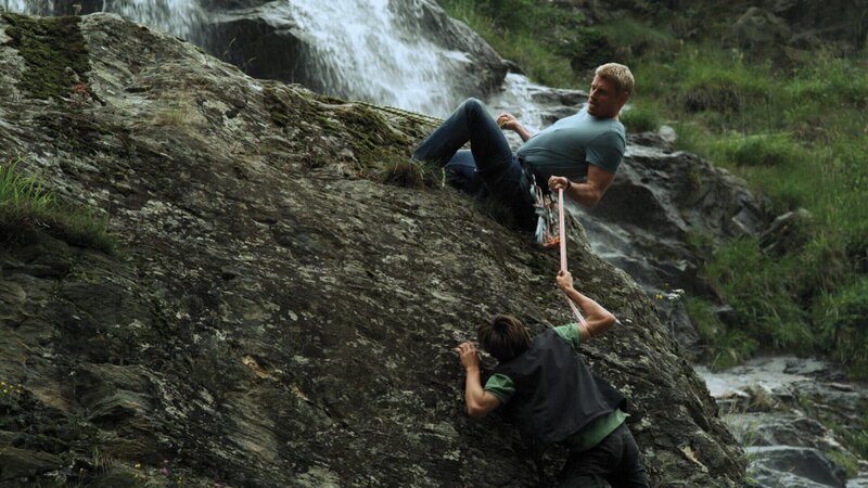 Andreas Marthaler (Martin Gruber, oben) seilt sich zu einem Verunglückten ab. – Bild: ZDF