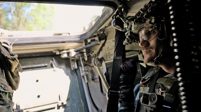 Bei militärischen Einsätzen gerät auch die Psyche von Streitkräften in Gefahr. Reporter Frank Seibert (hier bei einer Panzerfahrt) will wissen, was bei einem Trauma im Gehirn passiert und warum es Betroffene so anhaltend belastet. – Bild: SWR
