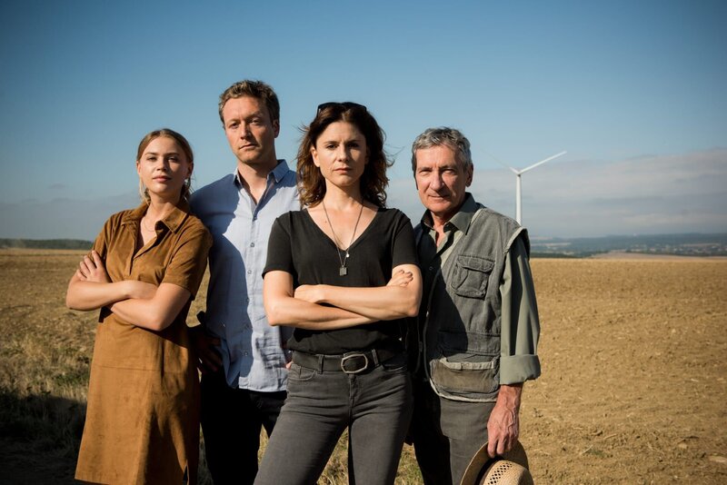 Das Team für das Saarland: Kommissarsanwärterin Lisa (Jeanne Goursaud), Kommissar Freddy Breyer (Robin Sondermann), Hauptkommissarin Judith Mohn (Christina Hecke) und der Ex-Ermittler Markus Zerner (Rudolf Kowalski). – Bild: Martin Valentin Menke /​ ZDF und Martin Valentin Menke