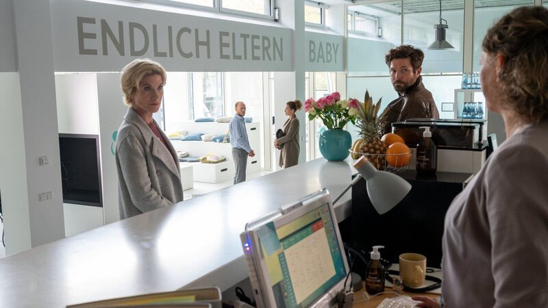 Wer hat den Leiter der Stuttgarter Kinderwunschklinik getötet? Die Kriminalkommissare Martina Seiffert (Astrid M. Fünderich, l.) und Jo Stoll (Peter Ketnath, r.) warten bei der Empfangsdame auf Johannes Wiesenberger (Emanuel Fellmer, 2.v.l.), den Sohn und Geschäftspartner des Opfers. Der steckt jedoch mit der ehemaligen Patientin Nadja Ziegler (Oona Devi Liebich, 2.v.r.) in einem hitzigen Gespräch. Um was geht es in dem Streit und hat dieser etwas mit dem Mord zu tun? – Bild: ZDF