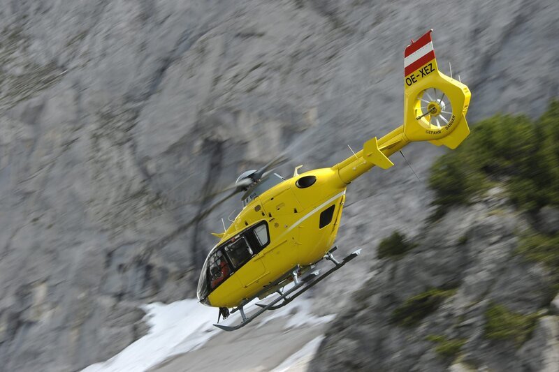 Der Hubschrauber fliegt zurück zum Heliport, da die schlechte Wetterlage eine Landung unmöglich macht. – Bild: ZDF