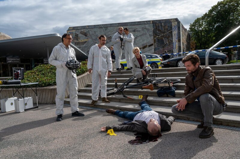 Unfall ausgeschlossen: Der Leiter einer Stuttgarter Kinderwunschklinik, Dr. Heinrich Wiesenberger, wird auf dem Weg zur Arbeit vom Fahrrad gestoßen und stirbt an seinen Verletzungen. Die Kriminalkommissare Martina Seiffert (Astrid M. Fünderich, M.) und Jo Stoll (Peter Ketnath, r.) holen sich am Tatort von KTU-Leiter Jan Arnaud (Mike Zaka Sommerfeldt, l.) und Rechtsmediziner Dr. Benedikt Förster (Florian Wünsche, 2.v.l.) die ersten Erkenntnisse ein. – Bild: ZDF