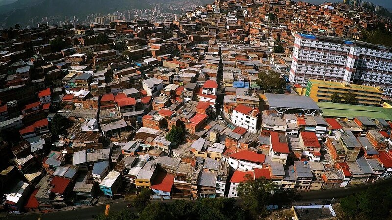 23 de Enero ist ein Armenviertel in Caracas und eine Hochburg von paramilitärischen Bürgerwehren namens „Colectivos“. – Bild: ZDF