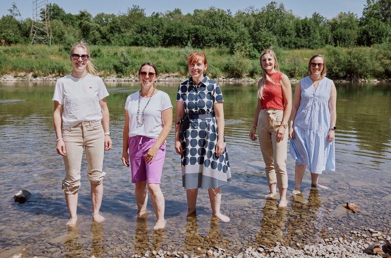 Die Landfrauen baden ihre Füße in der Iller. – Bild: SWR/​Philipp Thurmaier