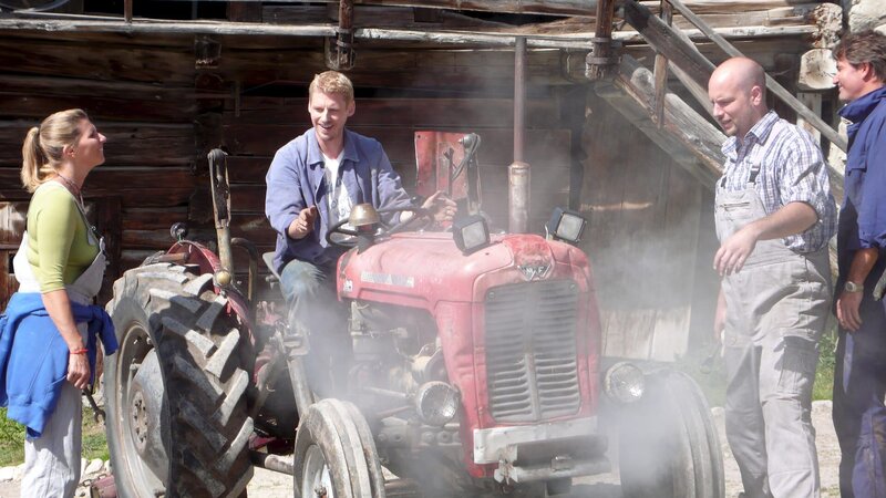 Gemeinsam haben Bea (Paula Paul, l.), Andreas (Martin Gruber, 2.v.l.), Toni (Stephan Zinner, 2.v.r.) und Michael (Robert Lohr, r.) es geschafft: Die Mähmaschine läuft wieder. – Bild: ZDF
