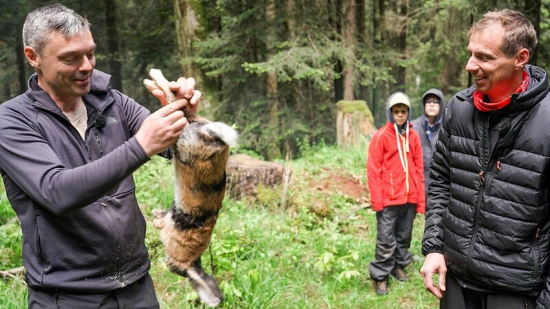 Die beiden Walliser Armin (links) und Marco (rechts) freuen sich über ihren Preis, den sie gerade in einer Challenge gewonnen haben. Das Problem: sie haben bis jetzt in ihrem Camp noch kein Feuer hingekriegt. – Bild: SRF