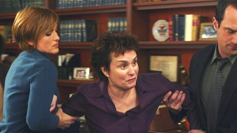 Det. Benson (Mariska Hargitay, l.) Stabler (Christopher Meloni) müssen die unter Verfolgungswahn leidende Marilyn Nesbit (Diane Venora) zurückhalten. – Bild: TVNOW /​ NBC