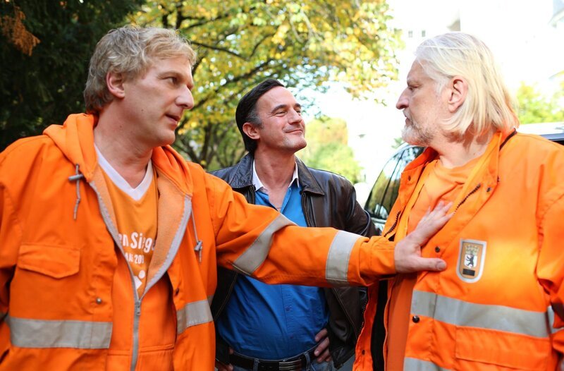 Specki (Frank Kessler, re.) versucht, die Ruhe zu bewahren: Ein renitenter Bürger (Sönke Möhring, Mitte) versperrt ihm und Arne (Kai Lentrodt, li.) den Weg. – Bild: ARD Degeto/​Hagen Bogdanski
