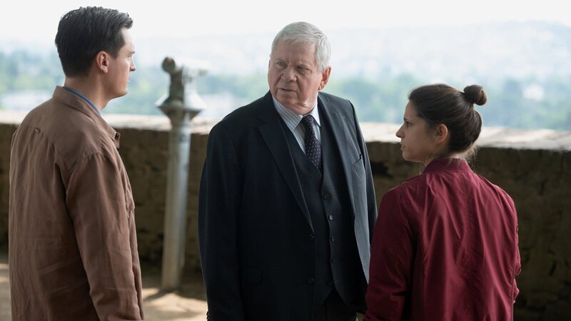 Teambesprechung am Tatort, v.li.: Jannik Mioducki als Alexander Witte, Rainer Hunold als Bernd Reuther, Anika Baumann als Julia Schröder – Bild: SRF/​ZDF/​Martin Kaufhold