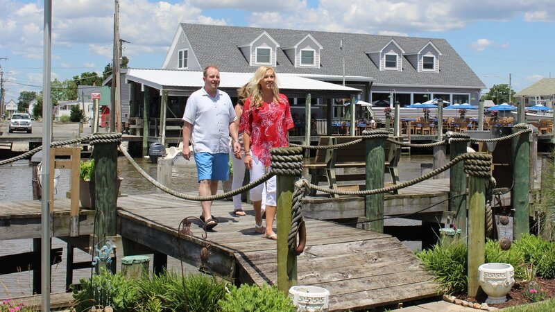 Contributors Jennfier King (R) and Jeremy King (L) are impressed as they approach Captain’s Walk and like what they see as seen on HGTV’s Beachfront Bargain Hunt. – Bild: Jay Gao /​ HGTV /​ Scripps (Focus)