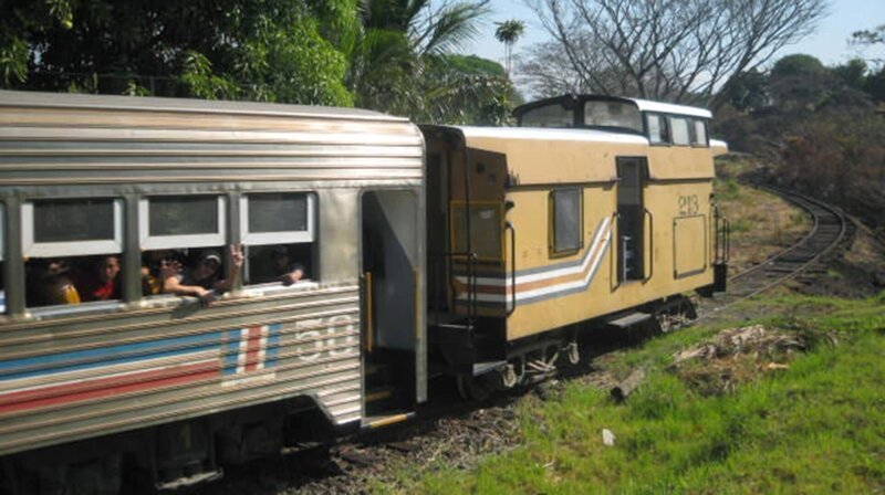 Schlusslicht am Tren al a Tica ist ein alter Bremswagen, ein Caboose. – Bild: SWR