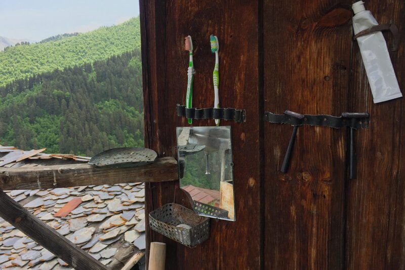 Zähneputzen findet hier draußen statt. – Bild: hr/​Julia Finkernagel