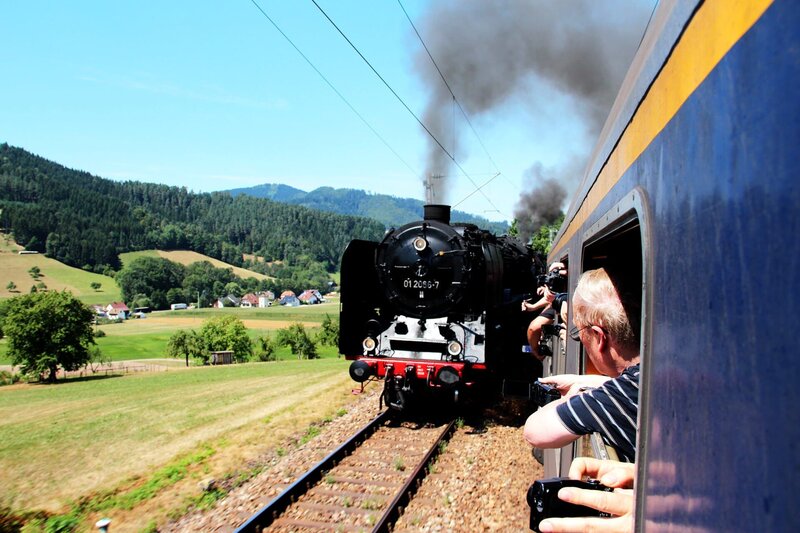 Parallelfahrt auf der Schwarzwaldbahn mit gegenseitigem Überholen. – Bild: SWR/​Wolfgang Drichelt