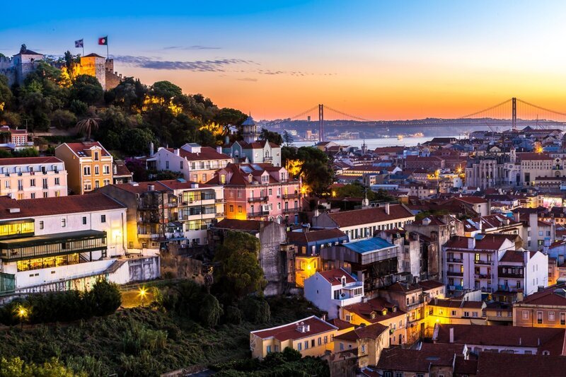Die Stadt Lissabon geht ihren eigenen Weg, um traditionelle Stadtviertel zu bewahren, in denen sich die alteingesessene Bevölkerung immer schwerer behaupten kann. Sie hat das Modell des „Bürgerhaushalts“ entwickelt, bei dem die Bürgerinnen und Bürger dem Stadtrat Projekte vorschlagen können, die mit Hilfe des öffentlichen Etats verwirklicht werden. So haben die Bewohnerinnen und Bewohner des alten Stadtteils Mouraria zahlreiche soziale und kulturelle Projekte ins Leben gerufen, um ihr Viertel neu zu gestalten. Sie haben eine Zeitschrift gegründet, in der über wichtige lokale Ereignisse berichtet wird. Mit einem Fado-Wettbewerb wollen sie die Fado-Musik nach Mouraria zurückholen, wo sie einst lebendig war. – Bild: Figurniy Sergey /​ figurniysergey.com