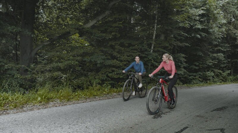 Nathalie Schöffmann (l.) und Sarah Tacke (r.) fahren die Strecke noch einmal ab, die das Entführungsopfer damals gefahren ist. – Bild: ZDF