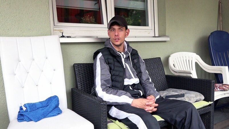 Pascal ist zurück in den Baracken und auf Arbeitssuche. Seit seinem letzten Job bei der Deutschen Bahn ist der 22-Jährige arbeitslos. – Bild: RTL Zwei