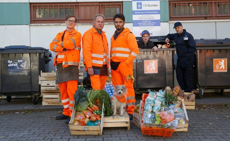 V. li. n. re.: Ralle (Jörn Hentschel), Werner (Uwe Ochsenknecht) und Tarik (Aram Arami) mit dem Lebensmittelretter Tim (Lukas Leibe) und dem Wachmann (Karl Schaper). – Bild: ARD Degeto/​Hagen Bogdanski