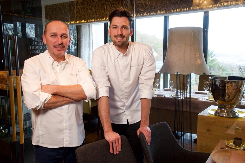 Patron Erich Lukas mit seinem Sohn Philipp (Restaurant Verdi). – Bild: ORF/​Satel Film/​Claus Muhr