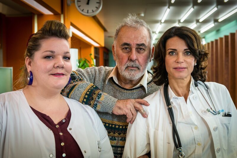 Udo Walz in der Rolle des „Kutter“ befindet sich in guten Händen bei Jasmin (Gerit Kling, r.) und Frauke (Manuela Wisbeck, l.) – Bild: ZDF und Boris Laewen
