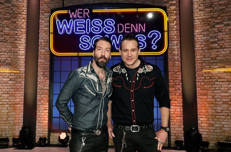 Treten bei „Wer weiß denn sowas?“ als Kandidaten an: Musiker Alec Völkel (l.), alias ‚Boss Burns‘ und sein Band-Kollege von ‚The BossHoss‘, der Musiker Sascha Vollmer (r.), alias ‚Hoss Power‘. – Bild: ARD/​Morris Mac Matzen