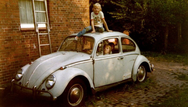 NDR Fernsehen MEINE KINDHEIT IN OSTFRIESLAND, am Mittwoch (06.03.13) um 21:00 Uhr. Reihenhaus, VW-Käfer und Jinglers-Jeans. Michael Röpke aus Emden ist ein typisches Kind der 1970er Jahre. – Bild: NDR/​Hardy Pundt
