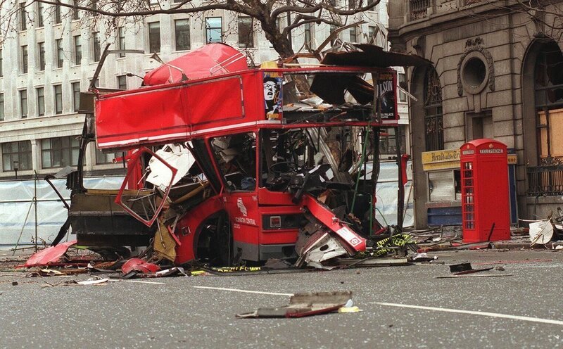 Ein Londoner Doppeldeckerbus, der bei einem Bombenanschlag vollständig zerstört wurde. – Bild: RTL /​ Mathieu Polak /​ Getty Images /​ Bombenanschläge