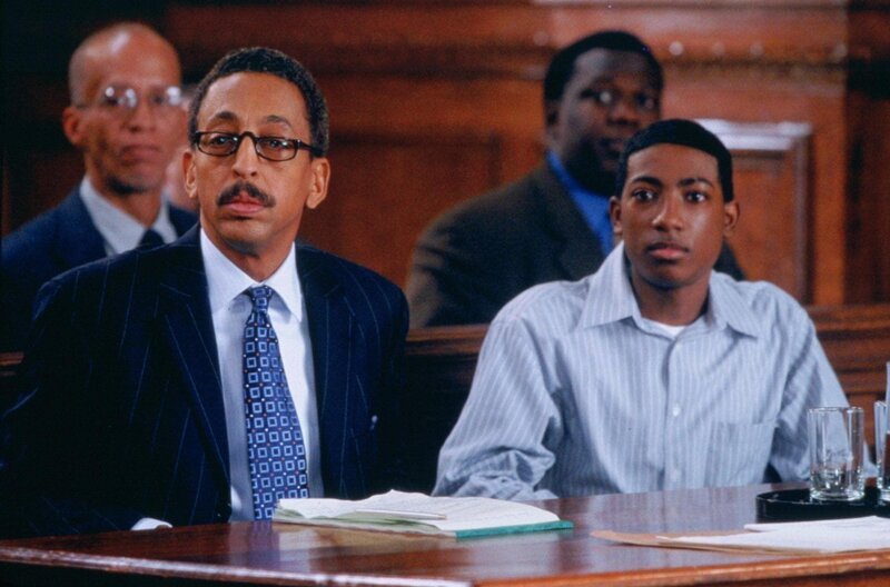 Verteidiger Halpert (Gregory Hines, 2.v.li.) geht klar von einer Diskriminierung seines Mandanten Stevie Thomas (Chad Tucker, re.) von Seiten der Polizei aus. Er sieht in der Ungleichbehandlung der Polizei einen mildernden Umstand und Aussichten auf einen Freispruch für Stevie … – Bild: RTL NITRO