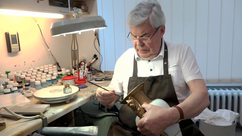 Porzellandoktor Werner Ansorge restauriert eine 170 Jahre alte Vase aus dem Hause der Braunschweiger Welfen. – Bild: NDR/​AZ MEDIA TV GmbH/​Christian Leunig