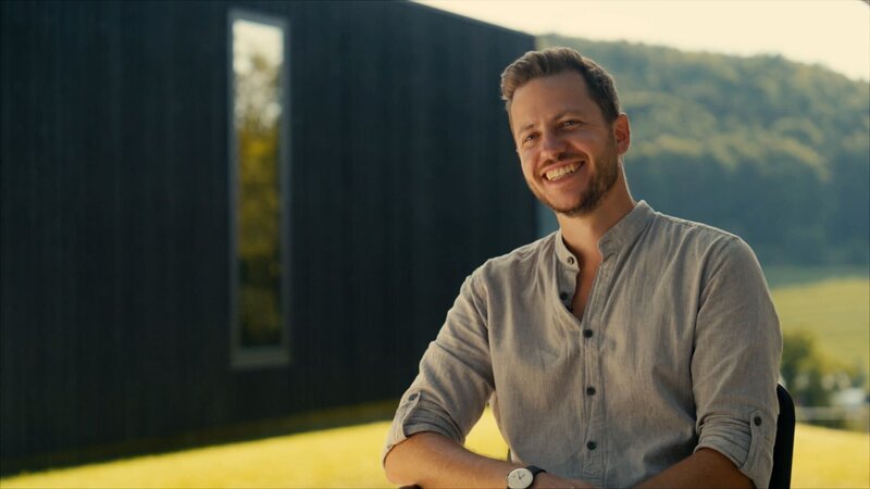 Architekt Severin in seinem Garten. Er hat sich sein Traumhaus im Naabtal /​ Regensburger Land gebaut. – Bild: BR/​RecnRoll/​Lennart Kortmann