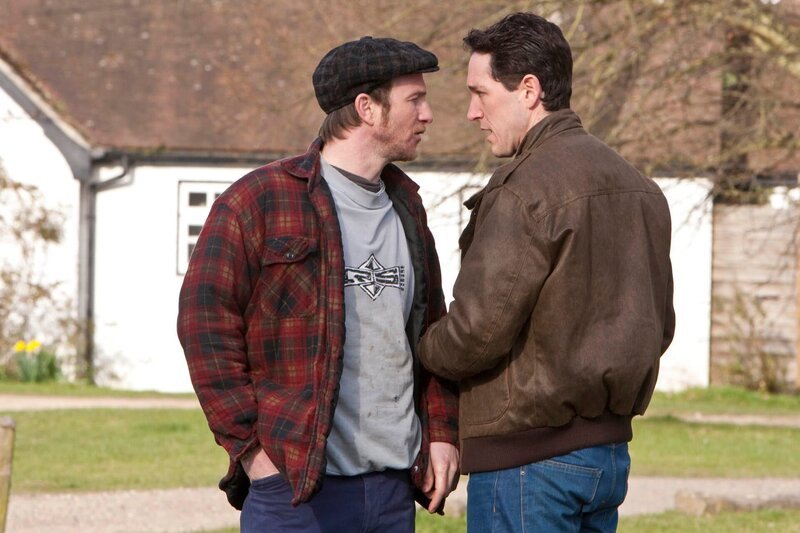 Laurence Mann (Paul Kaye, l.) und Justin Hooper (Bertie Carvel, r.) lieben dieselbe Frau. Noch ist nicht klar, wie sie das Problem miteinander lösen. – Bild: ZDF