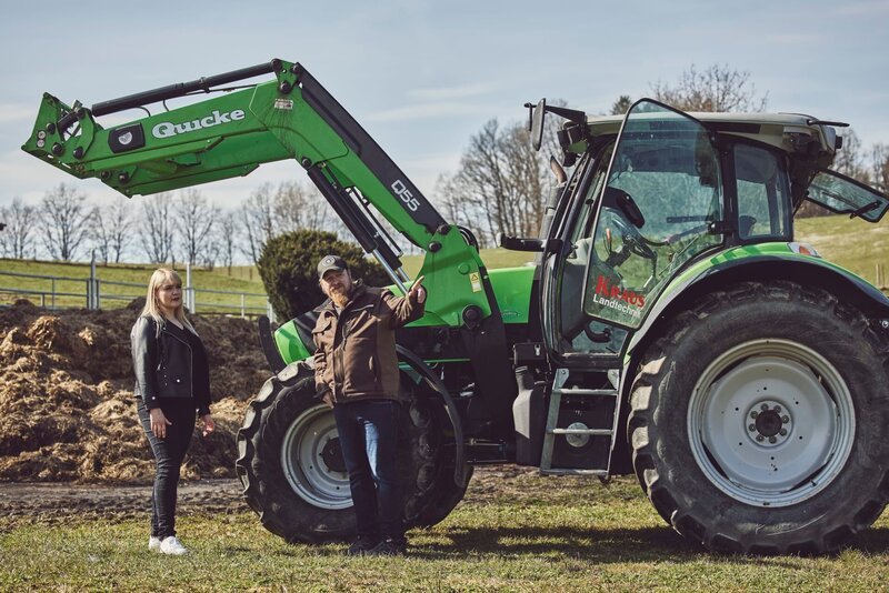 Anni Preuss und Lucki Mauerer vor Luckis Bulldog. – Bild: BR/​Filmbüro Münchner Freiheit GmbH/​Philipp Thurmaier