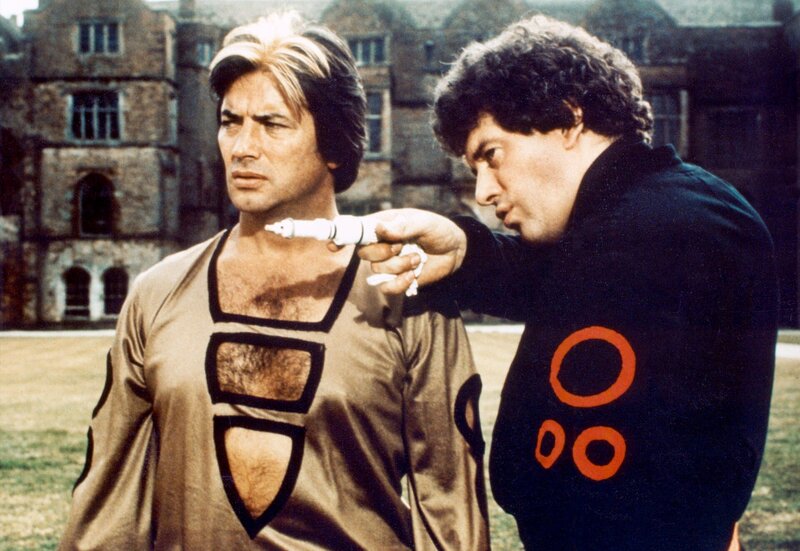 Akam (Pierre Brice) und Schemm (Gareth Thomas, rechts) haben sich in einer Festung verschanzt. – Bild: HR