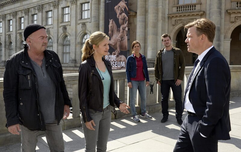 Das starke Team, Otto Garber (Florian Martens, l.) und Linett Wachow (Stefanie Stappenbeck, 2.v.l.), wurde zur Geldübergabe mit Uwe Reibert (Justus von Dohnányi, r.) auf eine Brücke gelotst. Polizistin Julia (Julia Titze) und Sebastian Klöckner (Matthi Faust) sichern die Umgebung. – Bild: ZDF