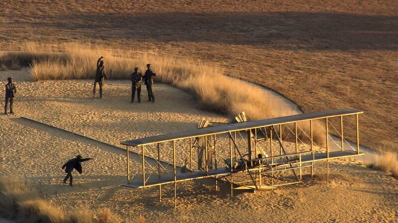In Kitty Hawk, North Carolina, gelingt 1903 der erste Motorflug der Welt. Heute erinnert eine Skulptur an diesen Meilenstein der Luftfahrt. – Bild: Skyworks /​ ZDF