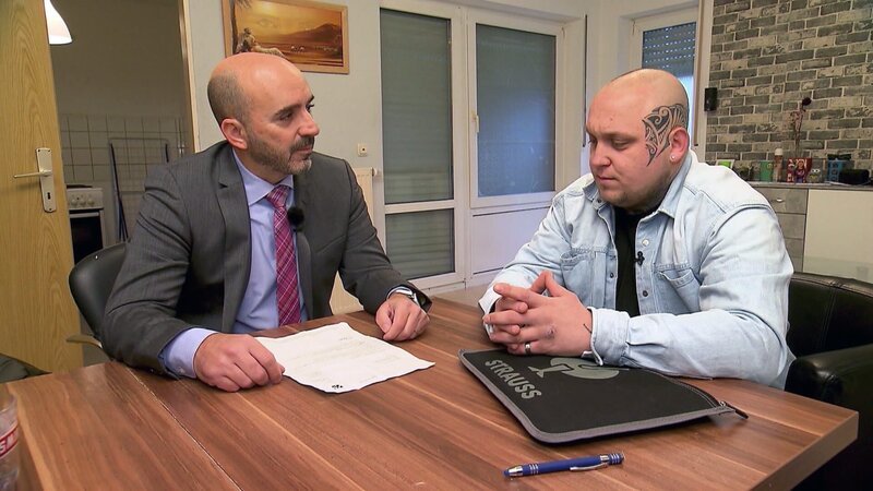 Schuldnerberater Max Postulka will dem verschuldeten Markus (32, re.) helfen – Bild: RTLZWEI