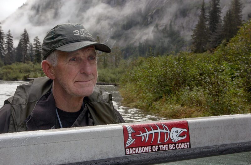 An der Nordwestküste Kanadas, wo das Meer auf den Great Bear Rainforest trifft, schlägt sich der Lachszähler Stan Hutchings durch die Wildnis. – Bild: ARTE /​ MedienKontor/​Roland Gockel