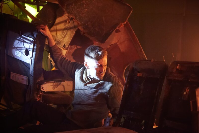 RÜCKKEHR: Nigel Baldwin (gespielt von Tyler McMaster) versucht, sich nach dem Absturz von British Midland Flight 92 aus dem Wrack zu befreien. – Bild: NGC /​ Cineflix International Media