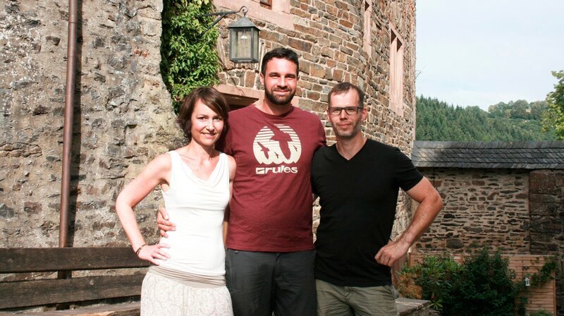 Steffen König (Mitte) mit Sonja und Volker Krump (Burgherr/​In-Inhaber) auf der Jugendburg/​Neuerburg. – Bild: SWR/​Daniel Dorn