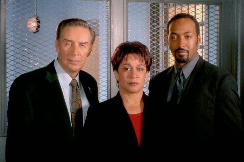 In neuen Folgen des amerikanischen Krimi-Klassikers „Law & Order“ kämpfen die Detectives Lennie Briscoe, Eddie Green und Lt. Anita Van Buren gegen Unterwelt-Skandale, korrupte Politiker, gegen Rassismus, Vergewaltigungen oder Gewalt in zerrütteten Familien. – Bild: MG RTL D