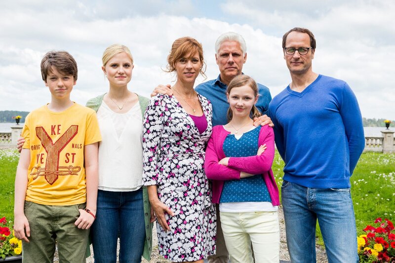 Hauptdarsteller ¿ in der neuen Folge ¿Inga Lindström: Herz aus Eis¿ (v.l.n.r.): Jeremias Meyer (Rolle: ¿Rasmus Sellgren¿), Clara Gerst (¿Lisa Sellgren¿), Carin C. Tietze (¿Eva Sellgren¿), Philippe Brenninkmeyer (¿Kristian Norden¿), Meira Durand (¿Svenja¿), Markus Knüfken (¿Frans Vidmark¿). – Bild: ZDF und Arvid Uhlig