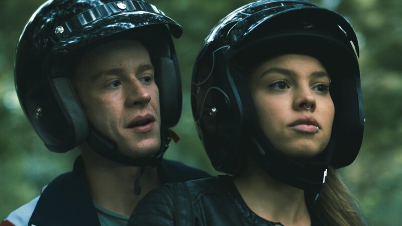 Lorenz (Jonas Holdenrieder) und Saschi (Lea Zoë Voss) fühlen sich zueinander hingezogen. Hat die neue Liebe eine Chance? – Bild: ZDF