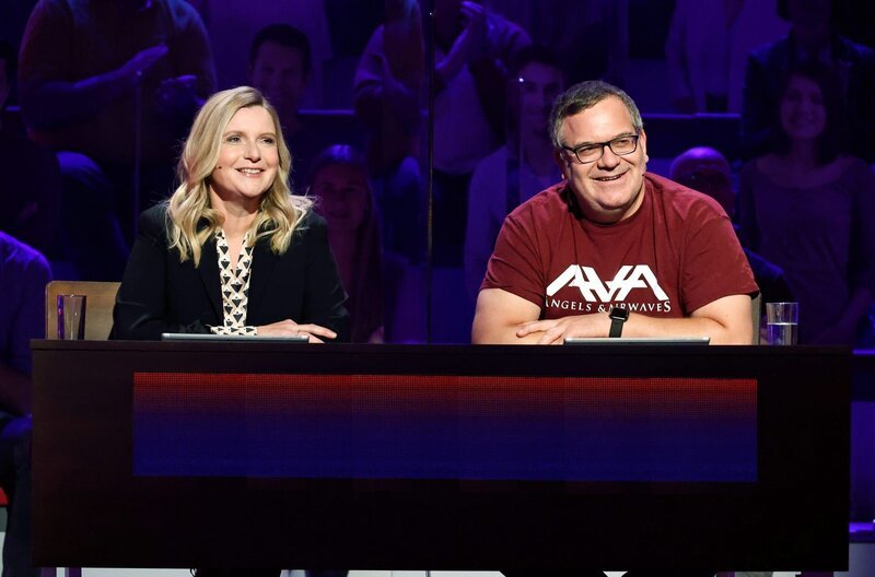 Rateteam-Kapitän Elton (r.) und die Fernsehmoderatorin Barbara Eligmann (l.) bilden ein Rateteam. – Bild: ARD/​Morris Mac Matzen