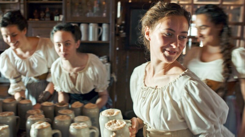 Clara Prank (Mercedes Müller) bei der Wiedereröffnung der Deibel Bude auf dem Oktoberfest. Motiv aus Folge 6 „Das jüngste Gericht“ – Bild: BR/​ARD Degeto/​MDR/​WDR/​Zeitsprung Pictures GmbH/​Felix Cramer