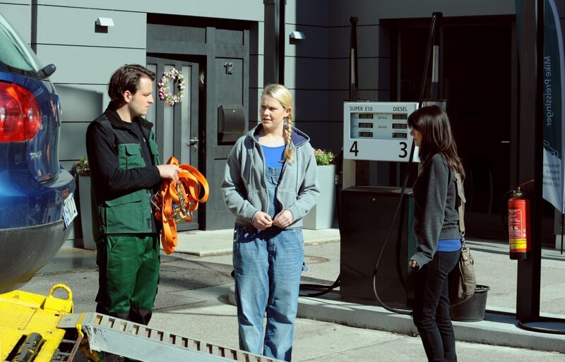 Yvi hofft, dass Flori und Nina sich wieder annähern. Von links: Florian Brunner (Tommy Schwimmer), Yvonne Preissinger (Alexa Eilers) und Nina Kreutzer (Andrea Schmitt). – Bild: BR/​Marco Orlando Pichler