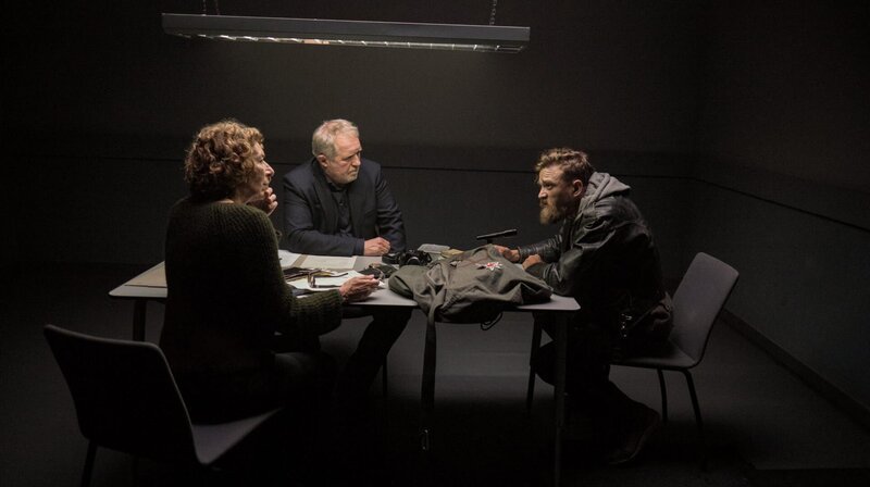 Bibi Fellner (Adele Neuhauser) und Moritz Eisner (Harald Krassnitzer) verhören Jonathan „Indy“ Lechner (Michael Steinocher, re.) – Bild: ARD Degeto/​ORF/​Superfilm/​Philipp Brozsek